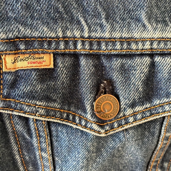 Levi’s signature denim jacket, size large, distressed wrists, medium wash - Picture 5 of 8